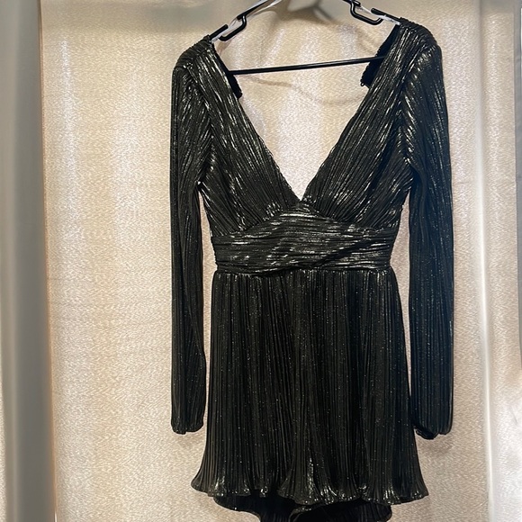 Lulu's  Metallic Gold Romper - Picture 4 of 6